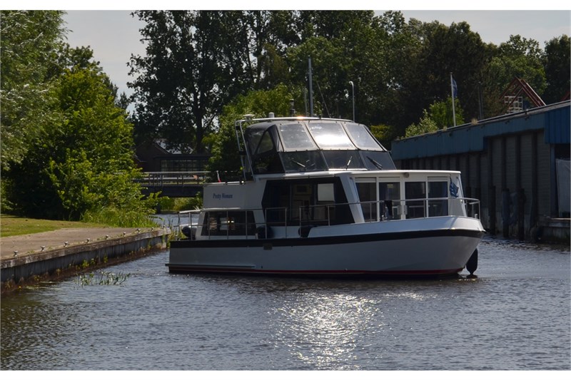 Safari Houseboat 1050