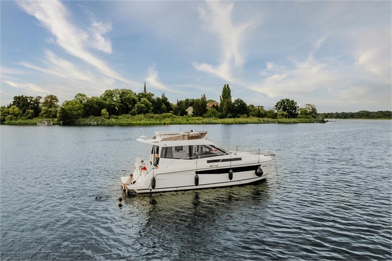 Platinum 989 Flybridge
